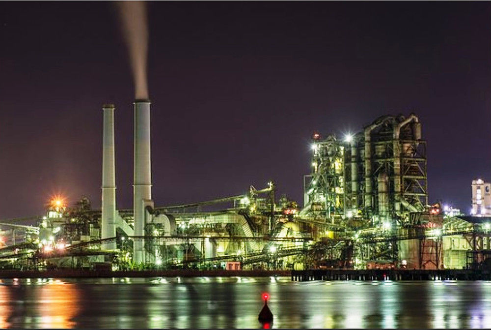 周りを見渡す男性