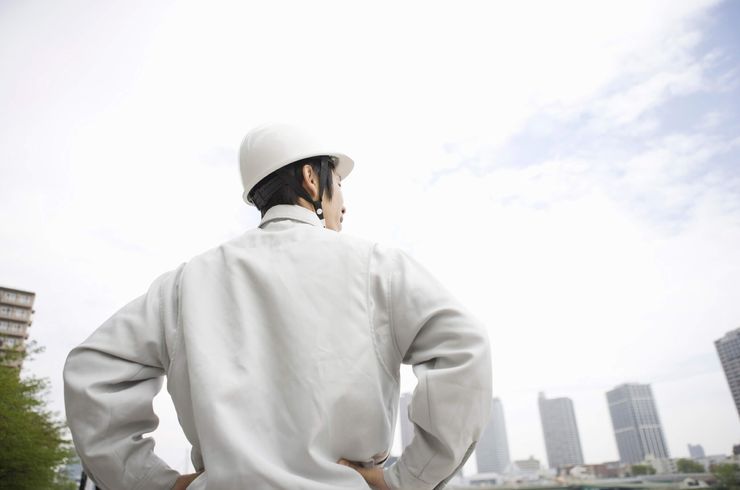 周りを見渡す男性